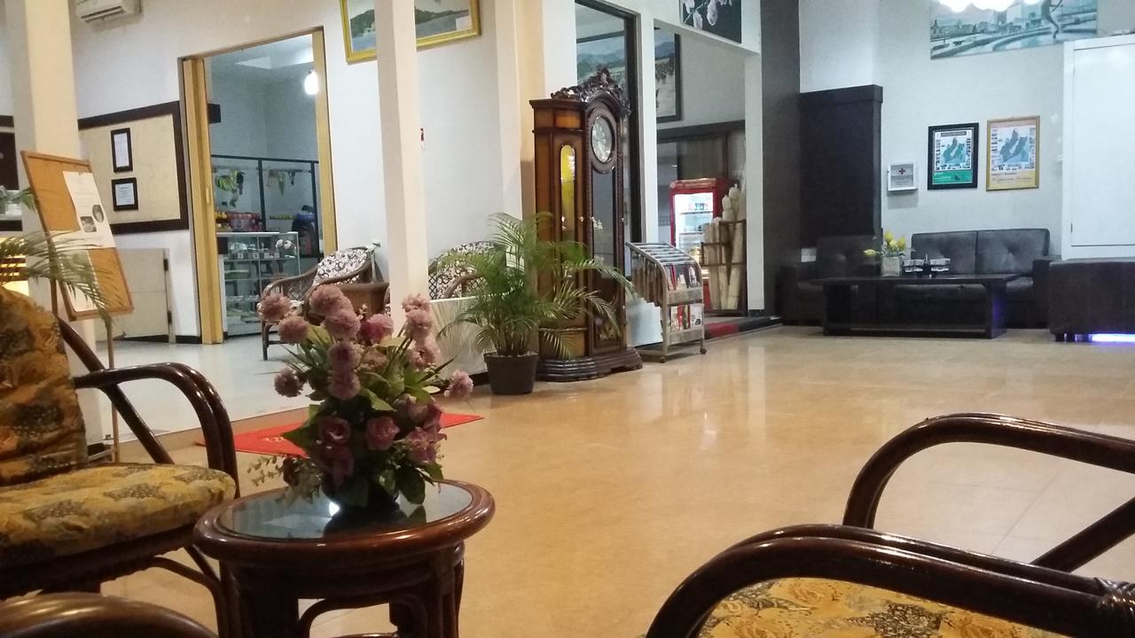 Queen City Hotel Banjarmasin Extérieur photo
